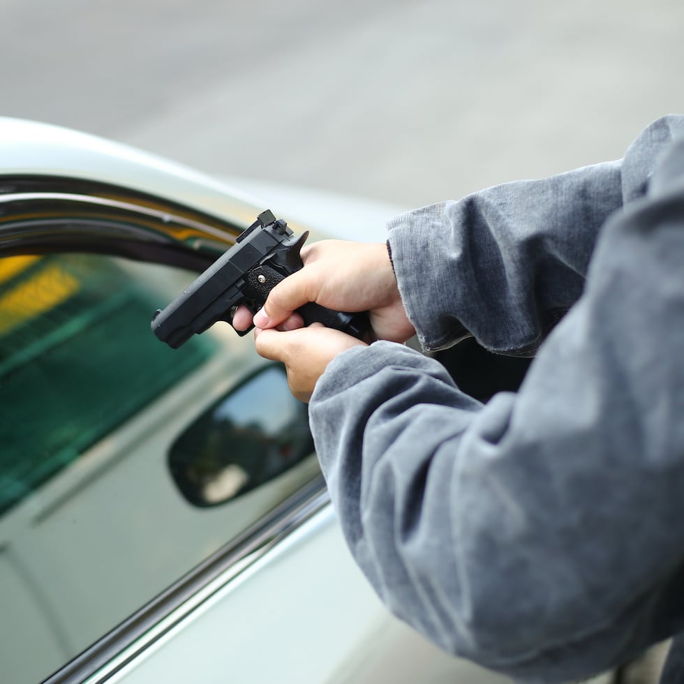 Like
Dislike
El carjacking es un delito que consiste en que un individuo le arrebata a otro su vehículo mediante el uso de la fuerza o la violencia.