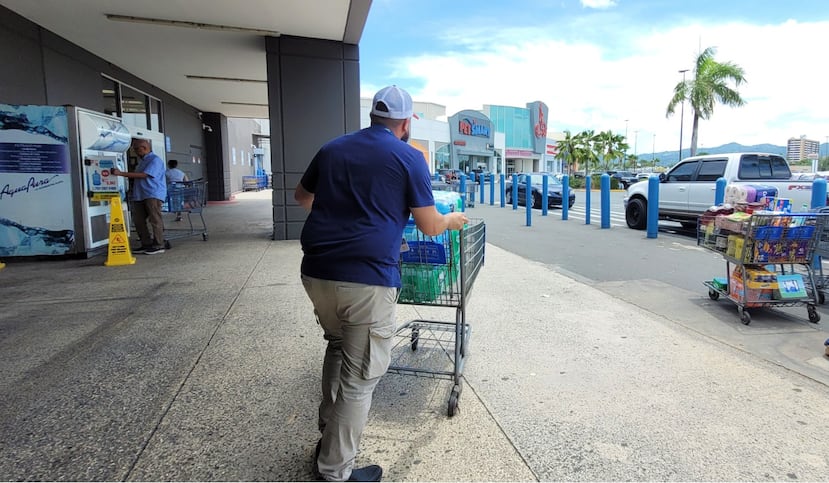 El constante flujo de carritos de compra transportando cajas de agua era más que evidente a las afueras del Sam's Club de Plaza Centro, en Caguas.