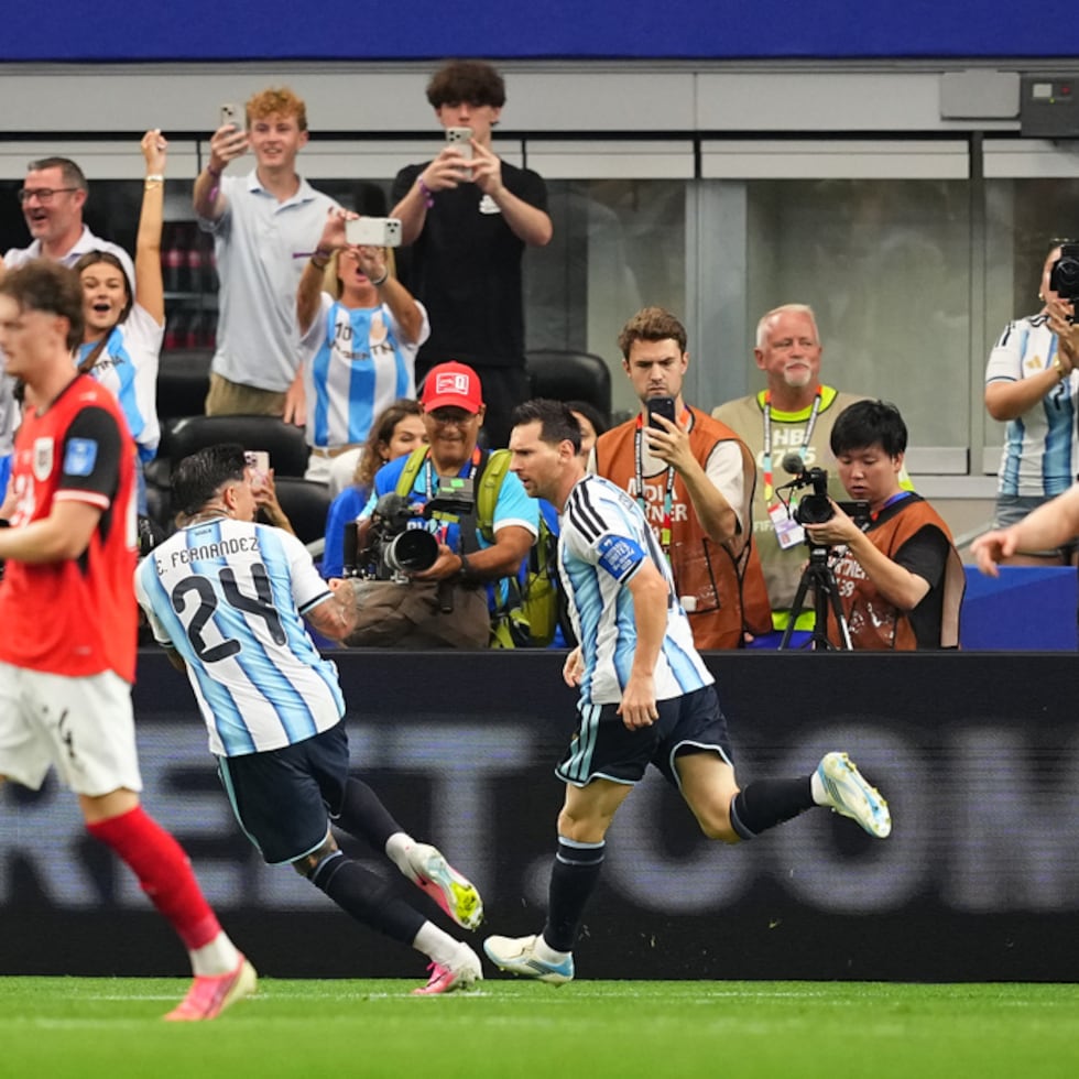 Lionel Messi (centro) celebra su histórico gol ante Austria.