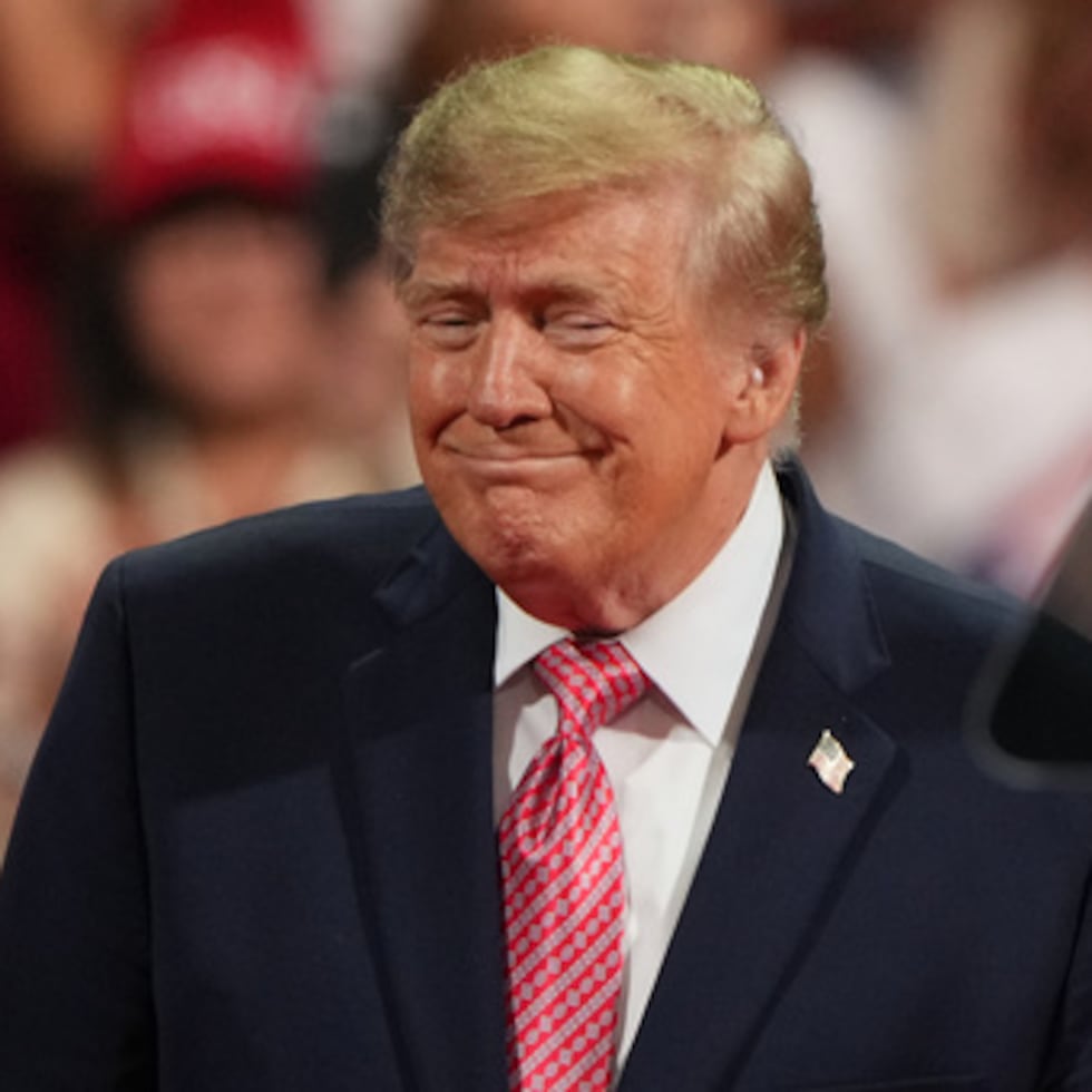 El presidente Donald Trump llega a un mitin de campaña en el Heartland Credit Union Arena, el lunes 19 de octubre de 2026, en Park City, Kansas. (Foto AP/Charlie Riedel)