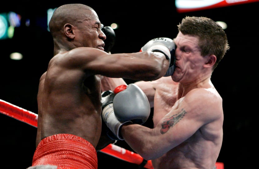Floyd Mayweather Jr. (izquierda) conecta un golpe sobre el británico Ricky Hatton durante su combate por el título welter del Consejo Mundial de Boxeo (CMB) en el hotel-casino MGM Grand de Las Vegas, el sábado 8 de diciembre de 2007.