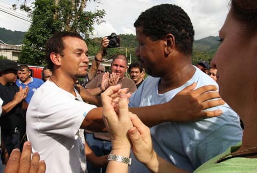 El hijo de Victoria Cruz agradece a Nino Correa, coordinador de la Agencia Estatal para el Manejo de Emergencias, el rescate de los restos de su madre quien se ahogó tras ser arrastrada por una corriente de un río en Barranquitas. (Para Primera Hora / Israel González)