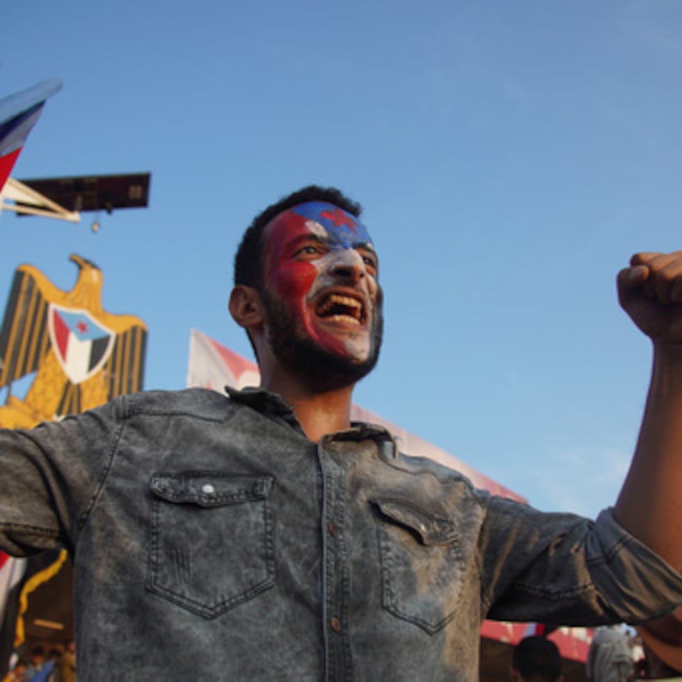 Un simpatizante del Consejo de Transición del Sur sostiene una bandera de Yemen en una manifestación.