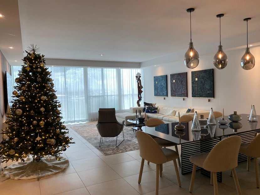 Los adornos no tan grandes, pero tradicionales como las bolas, los lazos con cintas más finitas y hasta han resurgido las lágrimas que se usaban en la década de los ochenta.