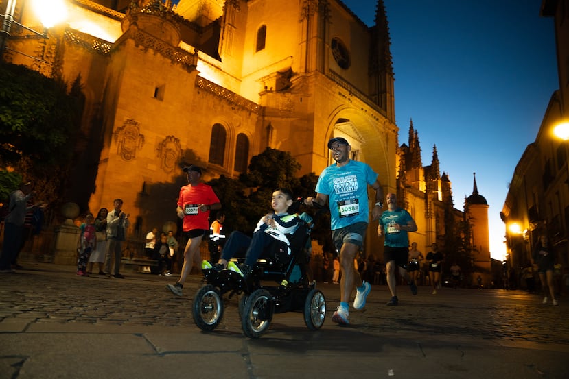 Carrera nocturna celebrada en Segovia en el marco de la programación de 'La Noche del Patrimonio'. EFE/JORGE MORENO/CEDIDA/GRUPO CIUDADES PATRIMONIO