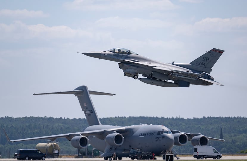 Un caza F-16 de la Fuerza Aérea de los Estados Unidos despega de la base aérea de Spangdahlem, en Spangdahlem, Alemania, el miércoles 14 de junio de 2023, durante el ejercicio Air Defender 2023. El ejercicio Air Defender 2023 se desarrollará del 12 al 23 de junio, con 10 000 participantes y 250 aeronaves de 25 naciones que responderán a un ataque simulado contra un miembro de la OTAN.