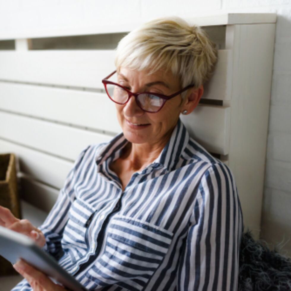 El taller busca ayudar a que personas de la tercera edad conozcan los usos del teléfono celular, tableta o computadora.