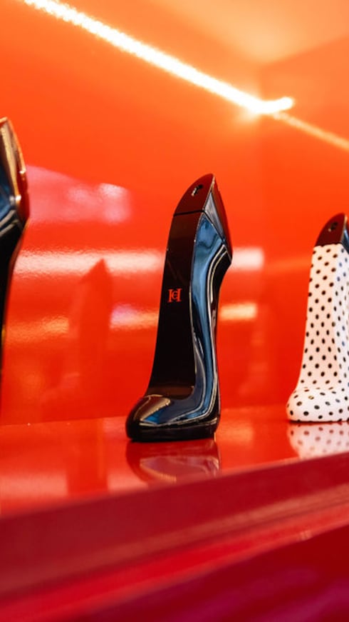 Desde su lanzamiento, Good Girl se ha convertido en un ícono dentro del portafolio de fragancias de Carolina Herrera, reconocida por su frasco en forma de stiletto, su dualidad elegante y audaz, y su lema Good To Be Bad.