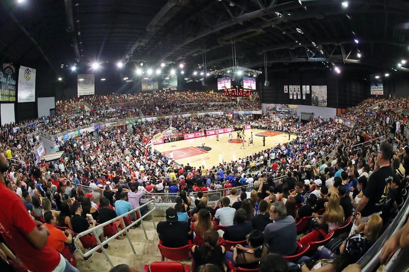 En la foto, miles de fanáticos abarrotan el coliseo Raymond Dalmau para el séptimo juego de la serie final que se disputó anoche. La instalación quebradillana se llenó para los cuatro juegos que albergó de la final.