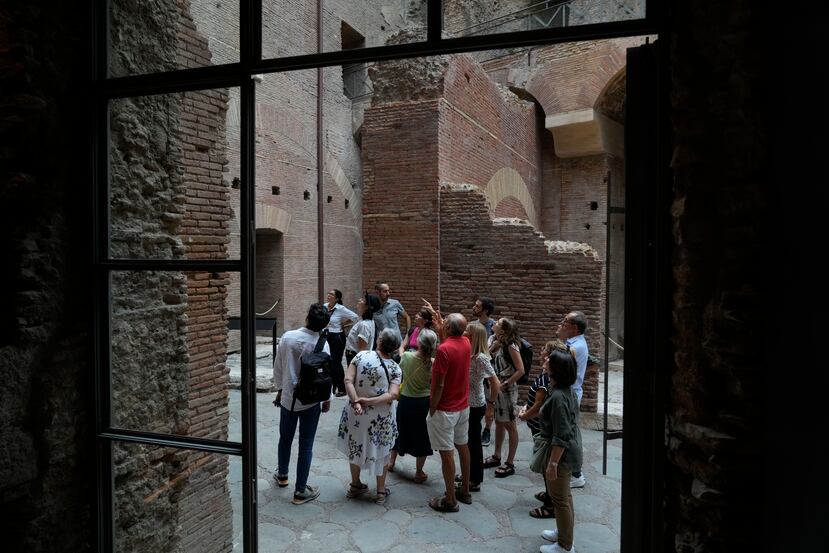 Visitantes admiran la Domus Tiberiana, el palacio imperial recientemente restaurado. El palacio fue abierto al público por primera vez en 50 años el jueves, 21 de setiembre de 2023.