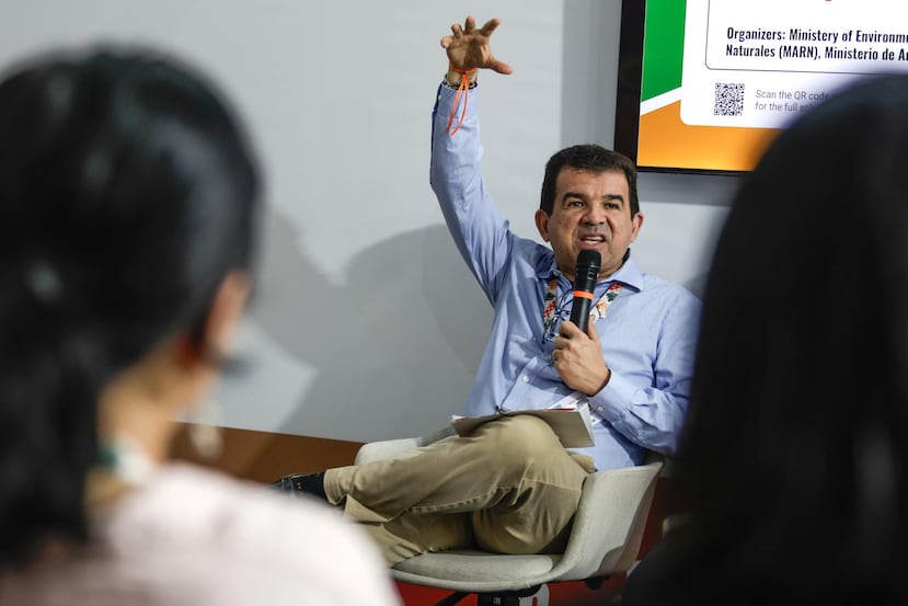 El líder regional de World Vision para América Latina y el Caribe, João Diniz, habla durante el panel "Transición energética justa en América Central: avances, desafíos y oportunidades" de la COP30 este jueves, en Belém (Brasil). EFE/Fraga Alves