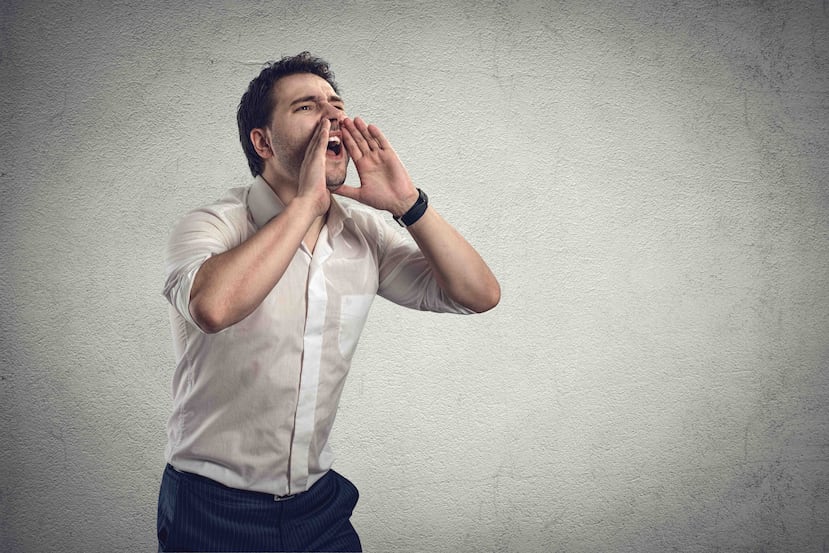 Hablar demasiado, gritar, aclarar la garganta constantemente o fumar pueden lastimar las cuerdas vocales.