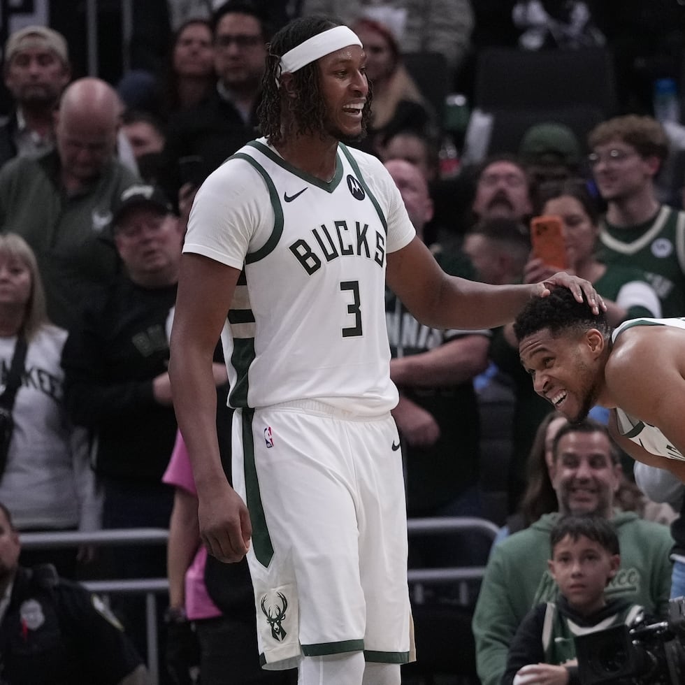 Myles Turner bromea con Giannis Antetokounmpo durante un partido de los Bucks.
