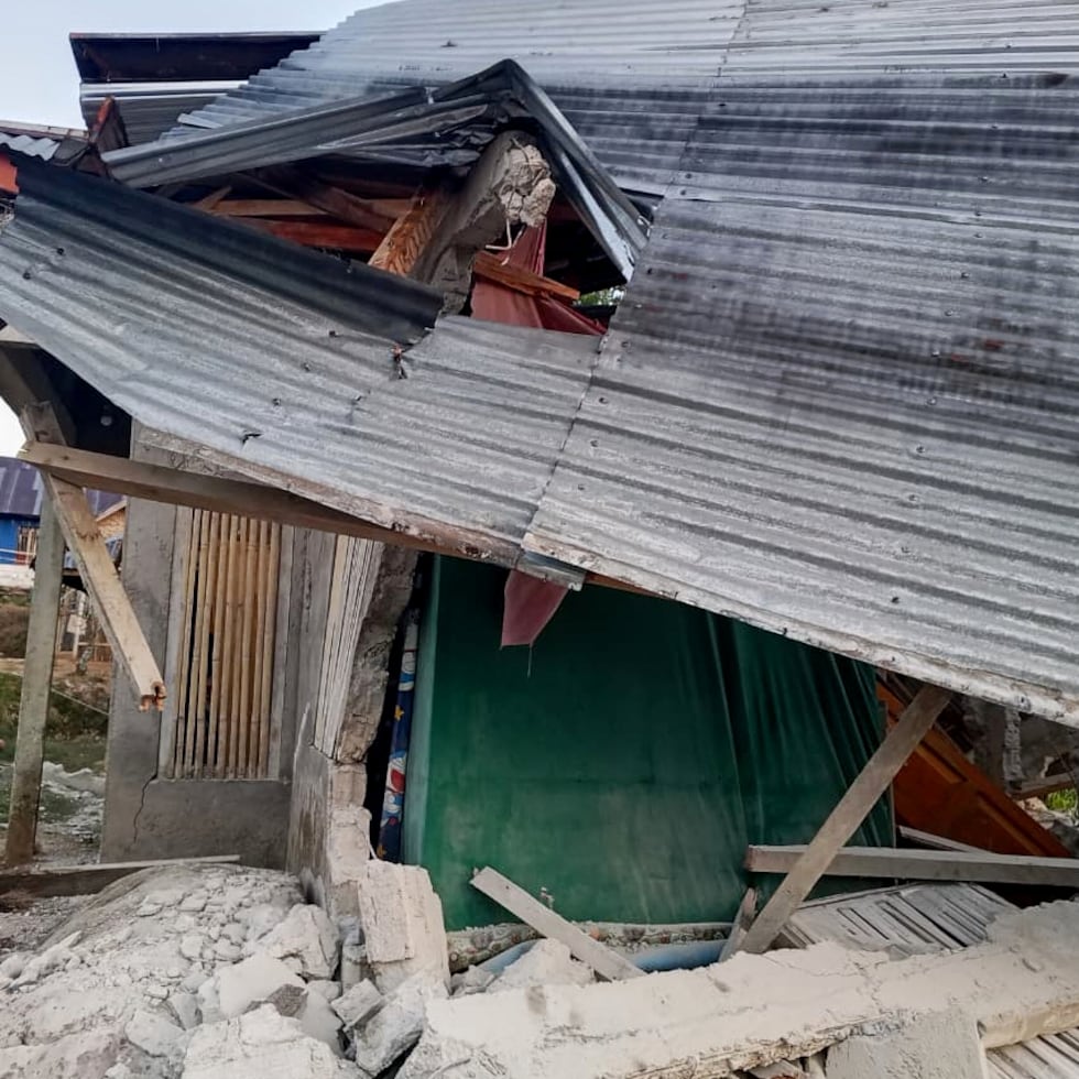 Un edificio destruido tras el terremoto en Manggarai Oriental, provincia de Nusa Tenggara Oriental, Indonesia.