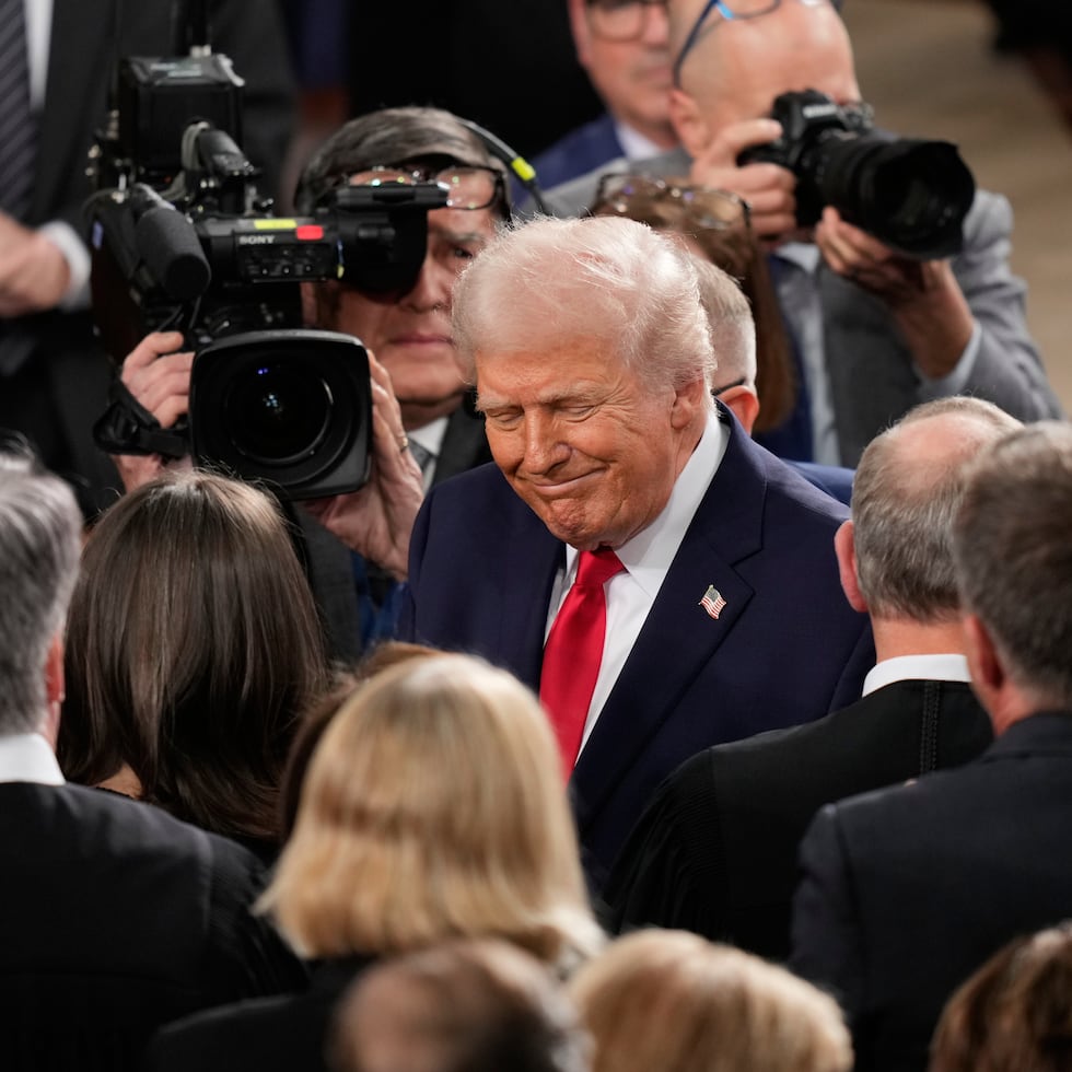 El presidente Donald Trump al llegar al hemiciclo para ofrecer su discurso.