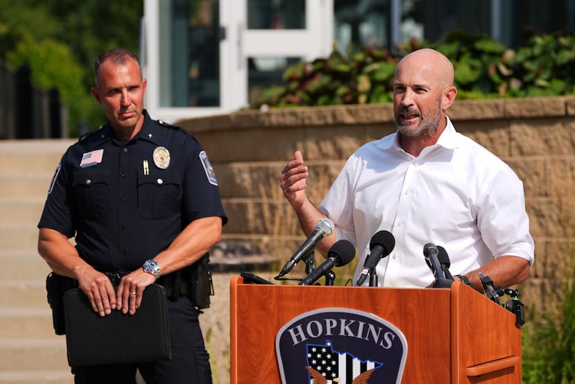 El alcalde de Hopkins, Patrick Hanlon, flanqueado por el jefe de policía Brent Johnson, habla en una conferencia de prensa en Hopkins, Minnesota, el miércoles 12 de agosto de 2026, donde la policía informó que un hombre que asesinó a su esposa y a su hija de 7 años en una guardería en su domicilio también es sospechoso de haber asesinado a una familiar de 78 años. (Foto AP/Ellen Schmidt)