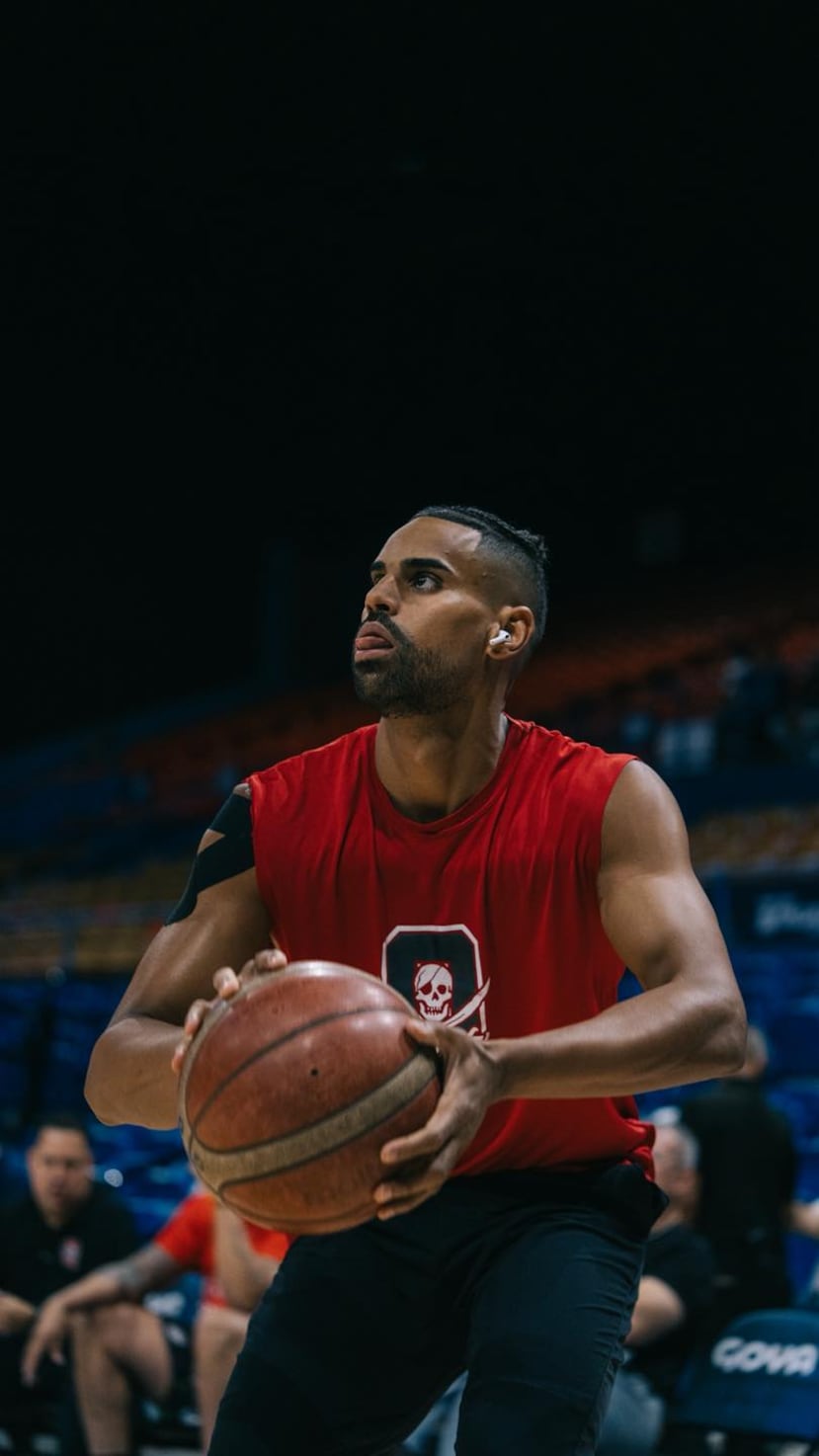 Gian Clavell calienta previo al juego ante los Vaqueros de Bayamón.