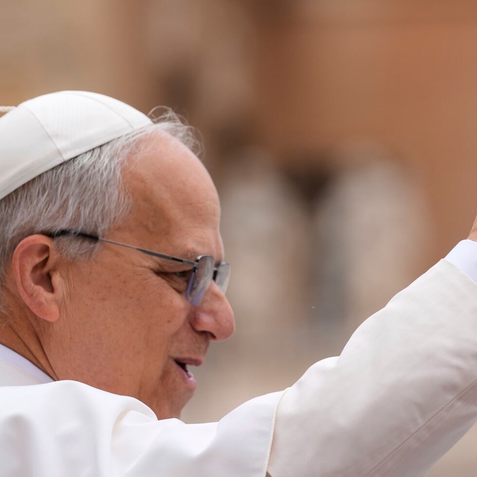 El papa León XIV saluda a su llegada a su primera audiencia general semanal en la Plaza de San Pedro, en el Vaticano, el miércoles 21 de mayo de 2025. (AP Foto/Gregorio Borgia)