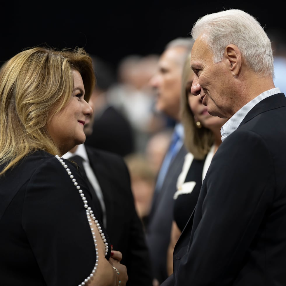 La mandataria compartió con el actual alcalde e hijo de Rivera Rivera, Ramón Luis Rivera Cruz, previo a encabezar una guardia de honor en el coliseo Rubén Rodríguez.
