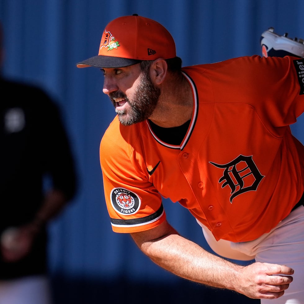 Justin Verlander lanzando durante una sesión de los entrenamientos primaverales en Florida.