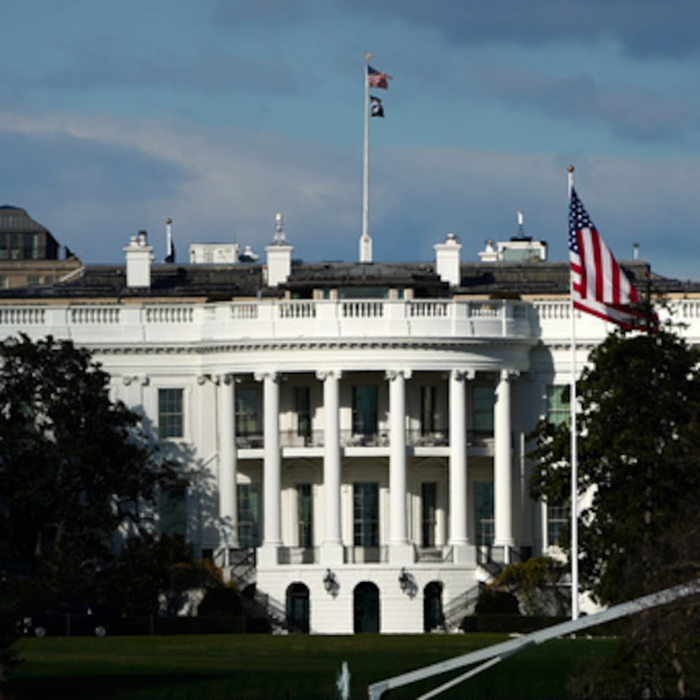 Chocó contra una reja en la plaza Lafayette, al norte de la Casa Blanca.