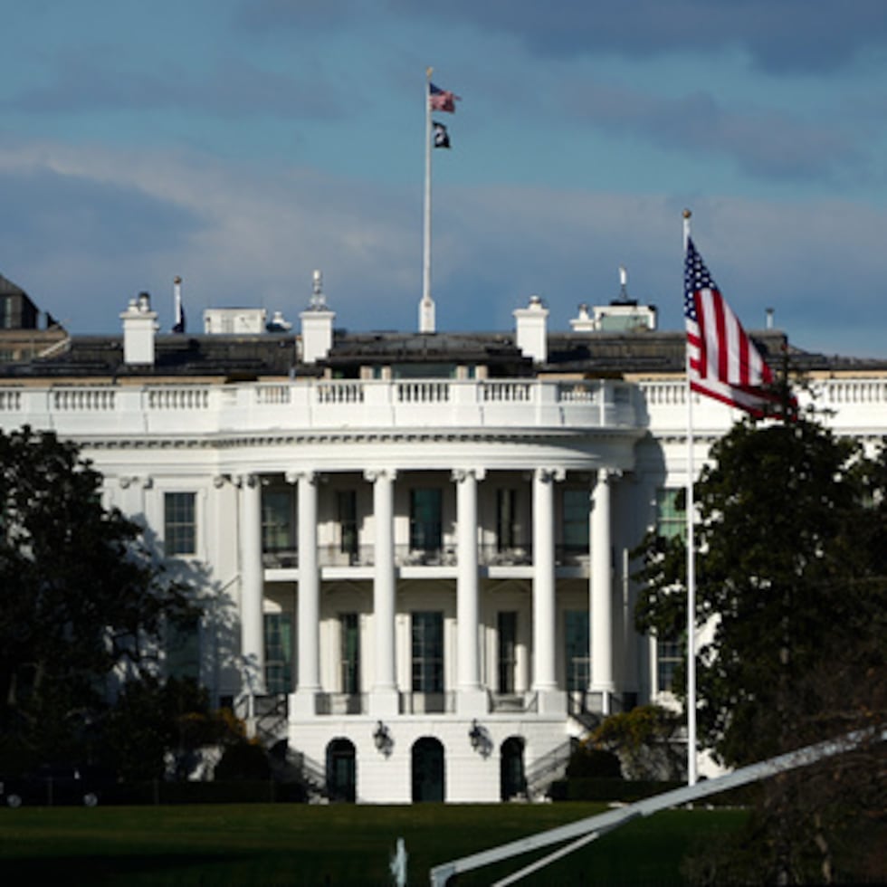 La Casa Blanca se ve desde el National Mall, el viernes 28 de noviembre de 2025, en Washington. (AP Photo/Julia Demaree Nikhinson)