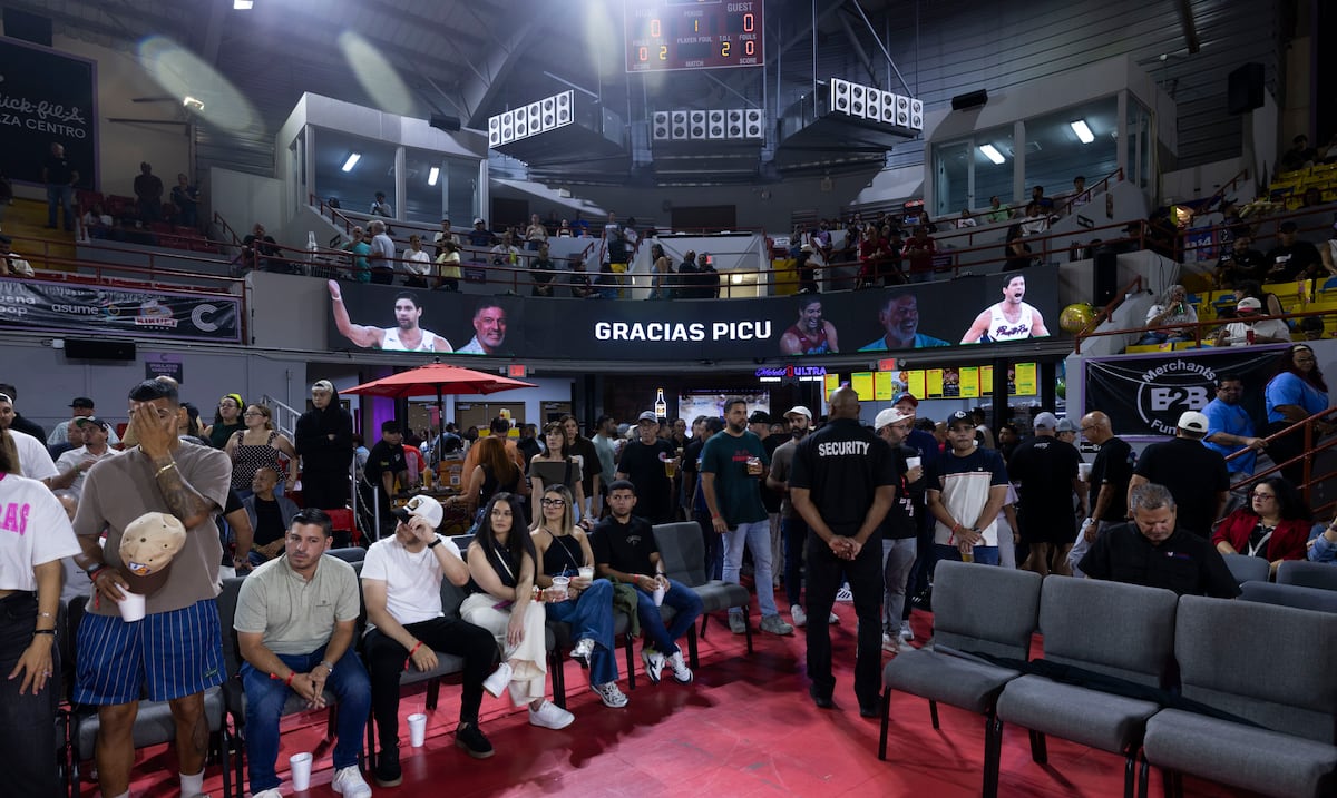 Fanáticos rinden homenaje al ‘GOAT’ boricua: “Está Roberto Clemente en el béisbol y Piculín en el baloncesto”