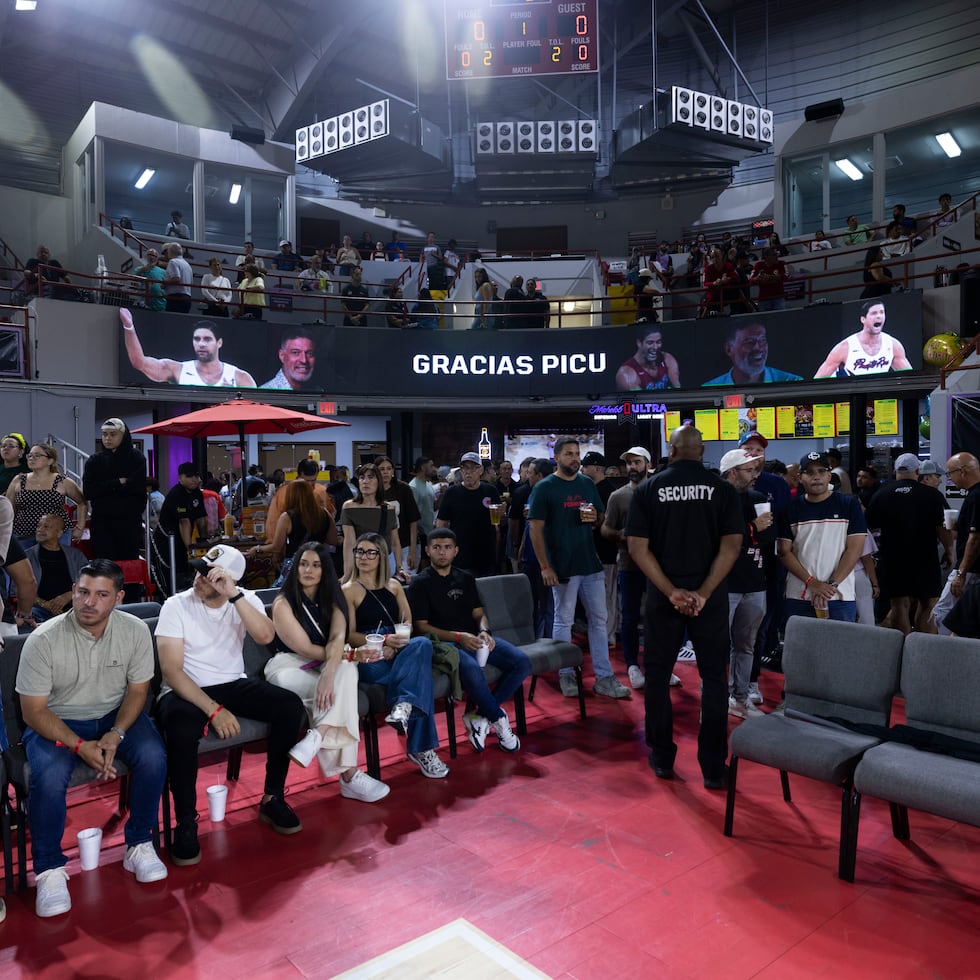 Fanáticos en el Coliseo Roger Mendoza guardan un minuto de silencio en honor a José "Piculín" Ortiz.