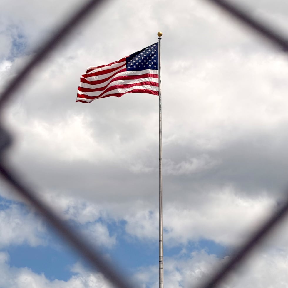 La bandera de Estados Unidos ondeando en Camp Justice, base naval de Estados Unidos en la bahía de Guantánamo (Cuba).