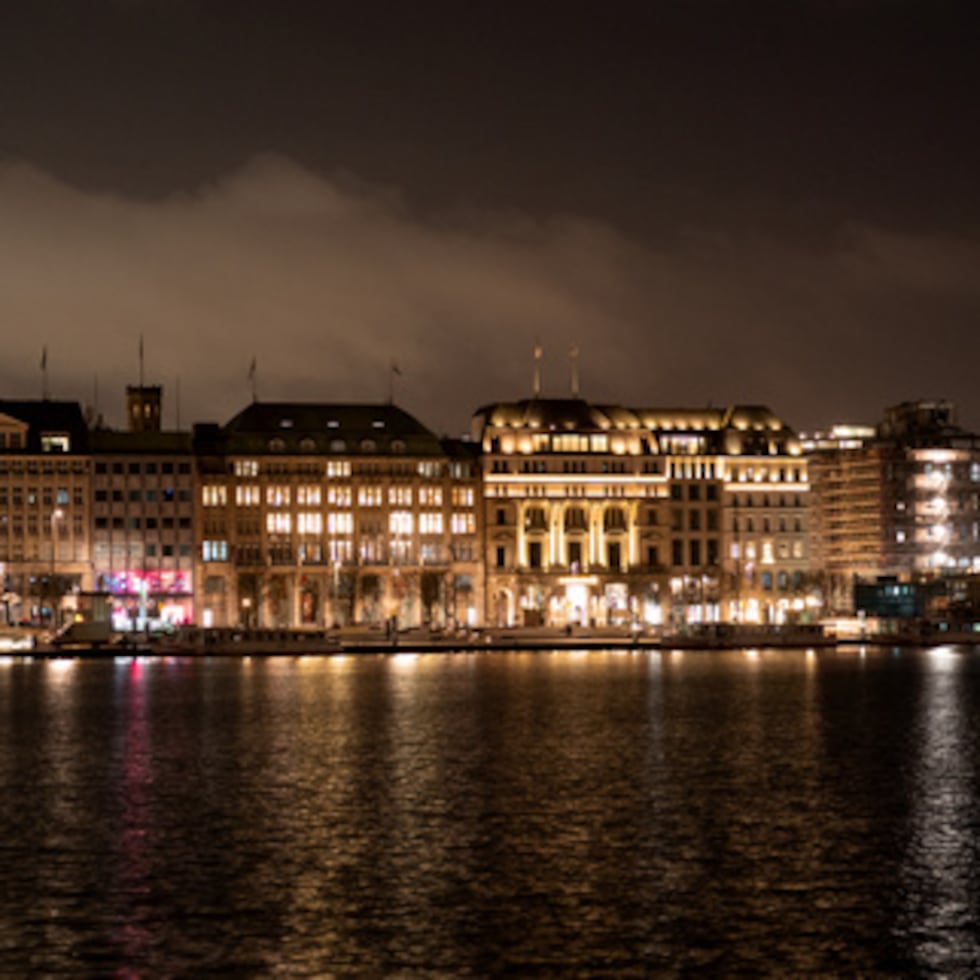 Vista del Alster interior, o Binnenalster, en Hamburgo, Alemania.