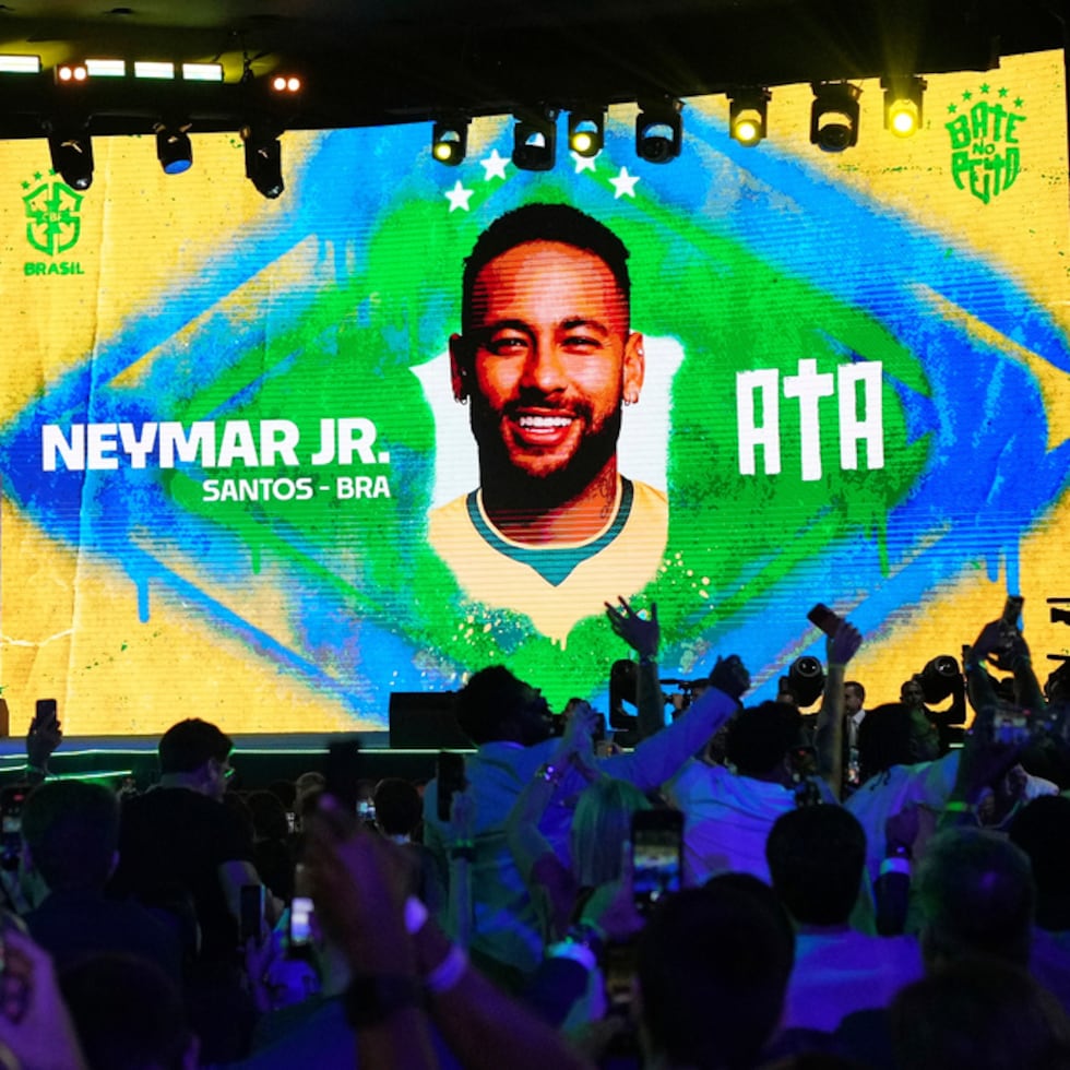 Una imagen de Neymar aparece al ser nombrado por el entrenador de Brasil, Carlo Ancelotti, para la selección que disputará la Copa Mundial.