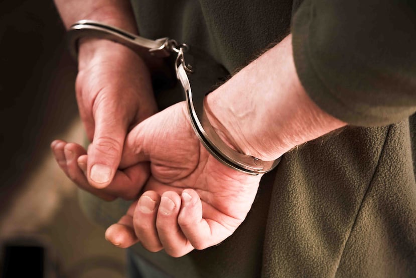 Desde que inició el toque de queda en Puerto Rico por la pandemia de COVID-19 el 15 de marzo, la Policía ha realizado 690 arrestos y sometido 1,697 denuncias. (Shutterstock)