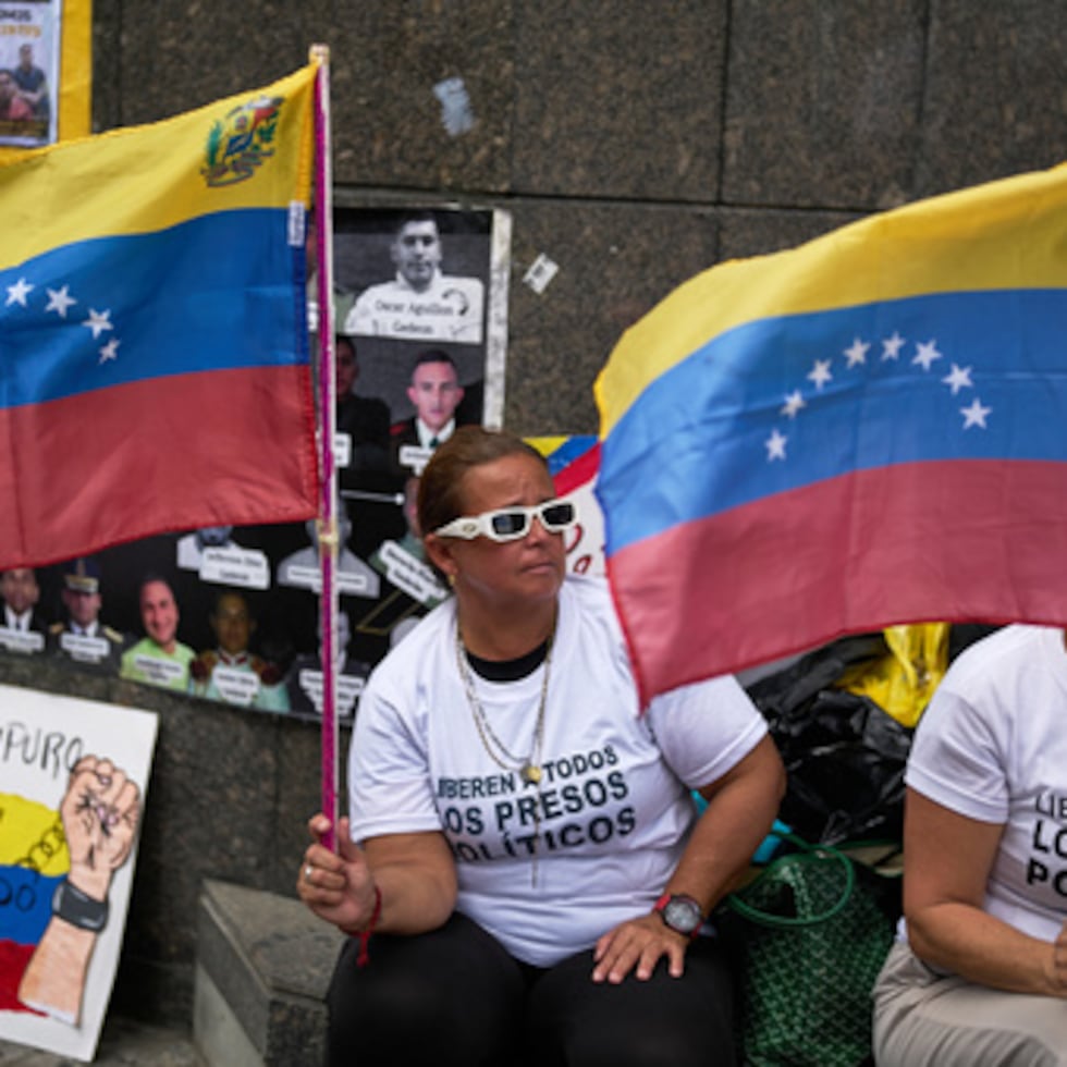 Personas que consideran que sus familiares detenidos son presos políticos protestan por su liberación frente a la oficina de las Naciones Unidas en Caracas, Venezuela.