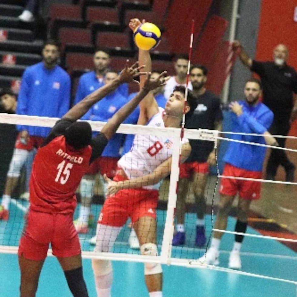 Axel Meléndez, atacando en el Final Six de Norceca en Ponce, presenta una estatura nunca antes vista en el programa nacional para su posición.