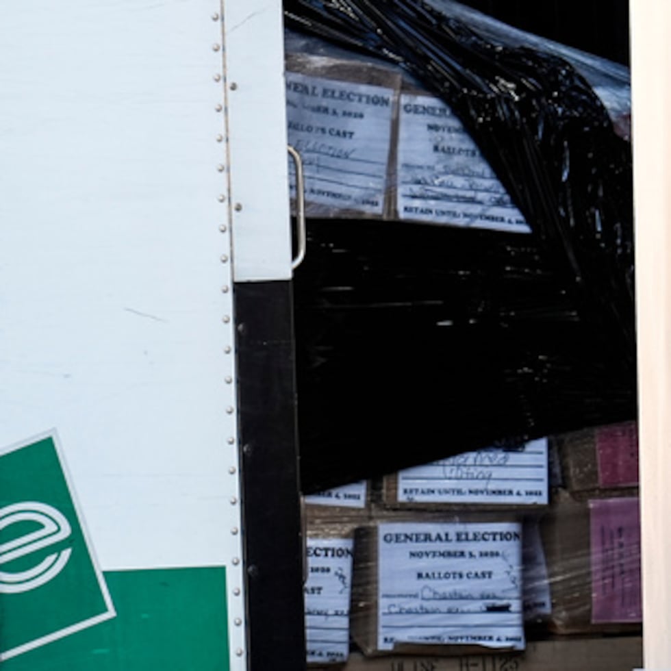 La presidenta de la junta electoral del condado de Fulton, Sherri Allen, dijo que habló con los agentes para intentar acordar una forma de transferir los documentos conservando copias, pero que la petición fue denegada.