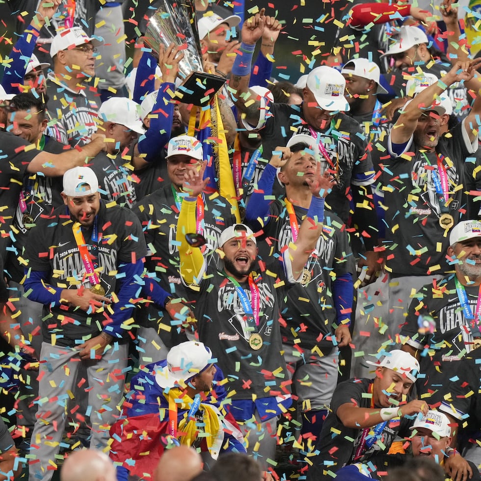 Los integrantes de Venezuela celebran el campeonato tras vencer a Estados Unidos en la final.