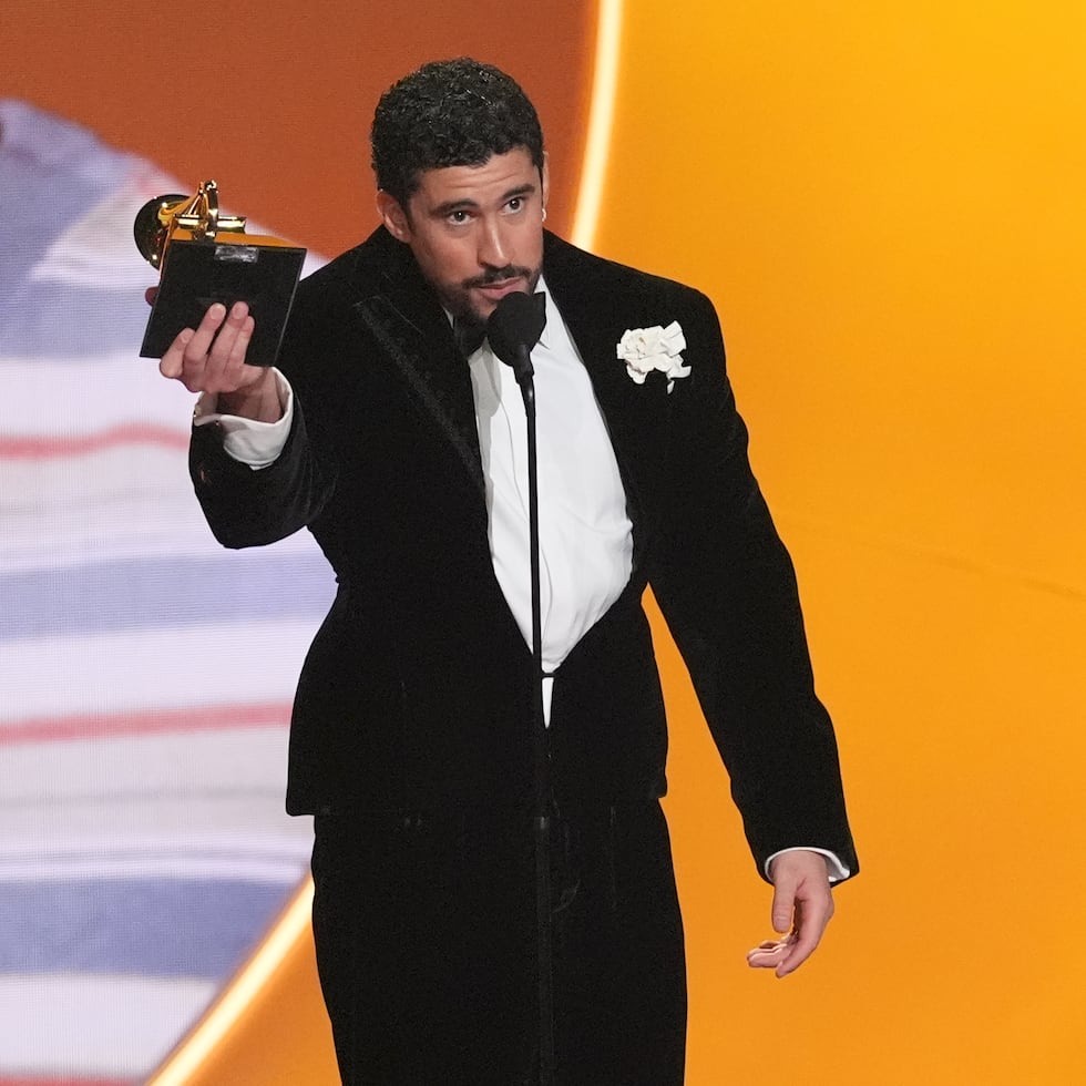Bad Bunny acepta el premio Grammy.