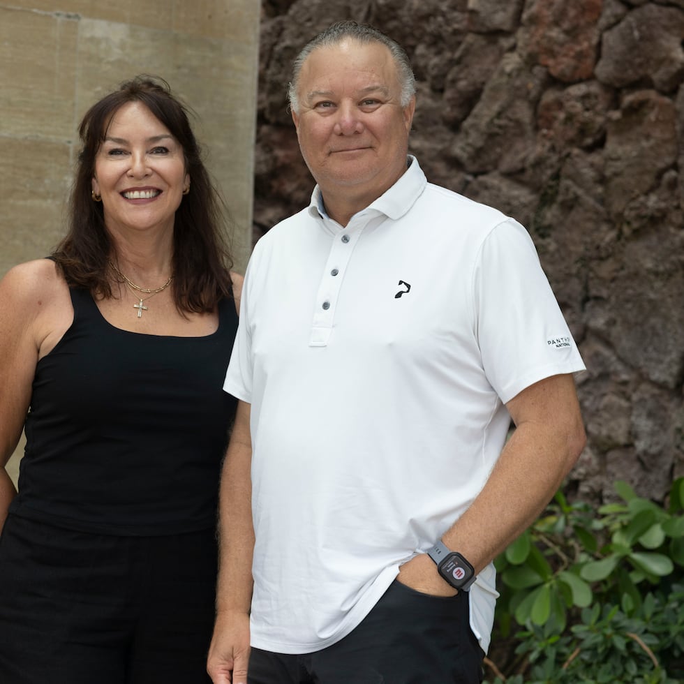 Millie y Fernando Arenado, padres del pelotero, posan para el lente de El Nuevo Día.