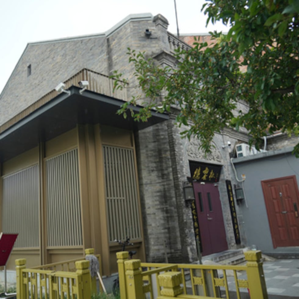 En Pekín, el sábado 22 de agosto de 2026, se puede ver un teatro Deyunshe, perteneciente al grupo de comedia fundado por Guo Degang. (Foto AP/Achmad Ibrahim)