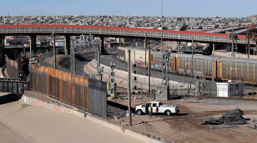 Esta foto muestra la construcción de una nueva barrera en la frontera de Texas con México cerca del centro de El Paso. (AP / Eric Gay)