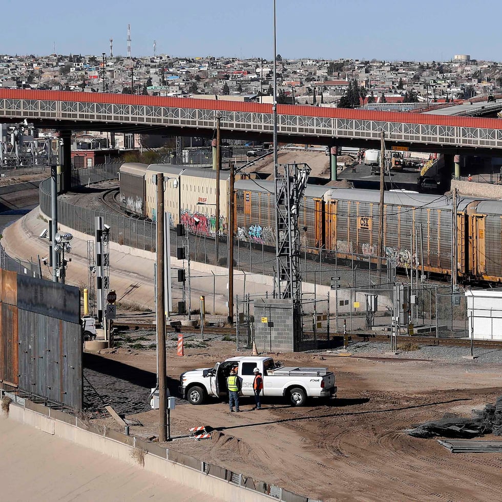 Esta foto muestra la construcción de una nueva barrera en la frontera de Texas con México cerca del centro de El Paso. (AP / Eric Gay)