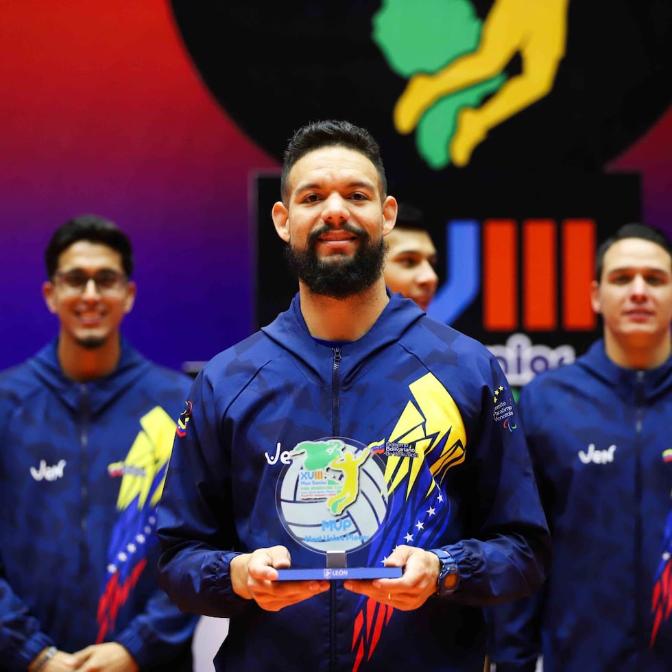 Willner Rivas, quien fue una de las víctimas del terremoto en Venezuela, posa con el Jugador Más Valioso de la decimoctava Copa Panamericana.