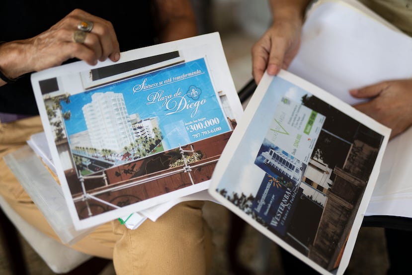 Mary Anne Hopgood Santaella y Laura Lasanta Rivera muestran afiches promocionales de los proyectos de desarrollo que se planificaban hacer tras la expropiación.