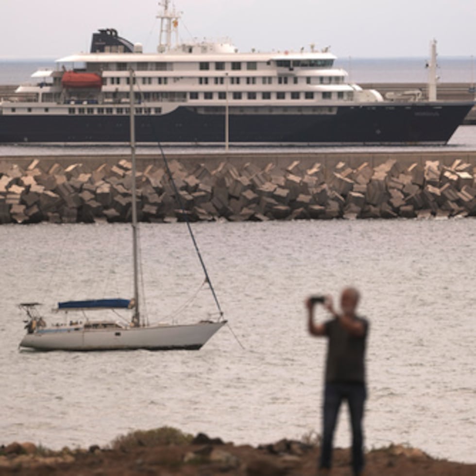 El crucero MV Hondius, afectado por el hantavirus, fondeado en el puerto de Granadilla en Tenerife, Islas Canarias, España, el lunes 11 de mayo de 2026. (AP Photo/Arturo Rodriguez)