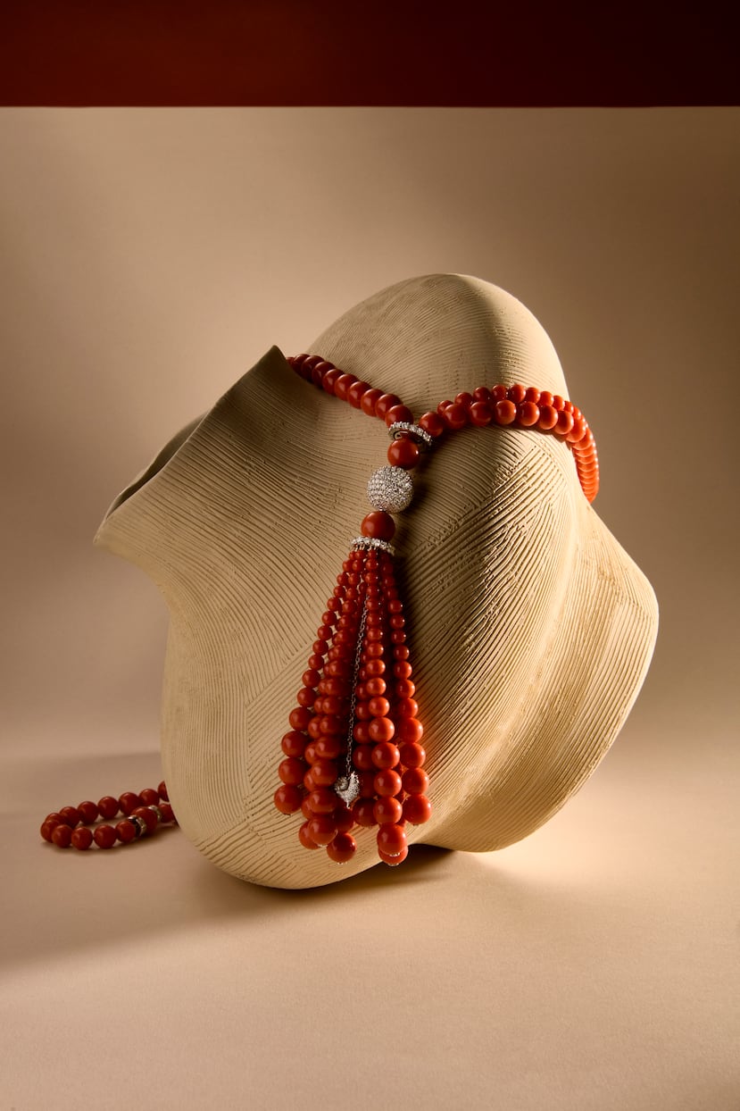 Collar de la colección Cherie, Sautoir Cherie, en oro blanco de 18 quilates, coral rojo y diamantes.