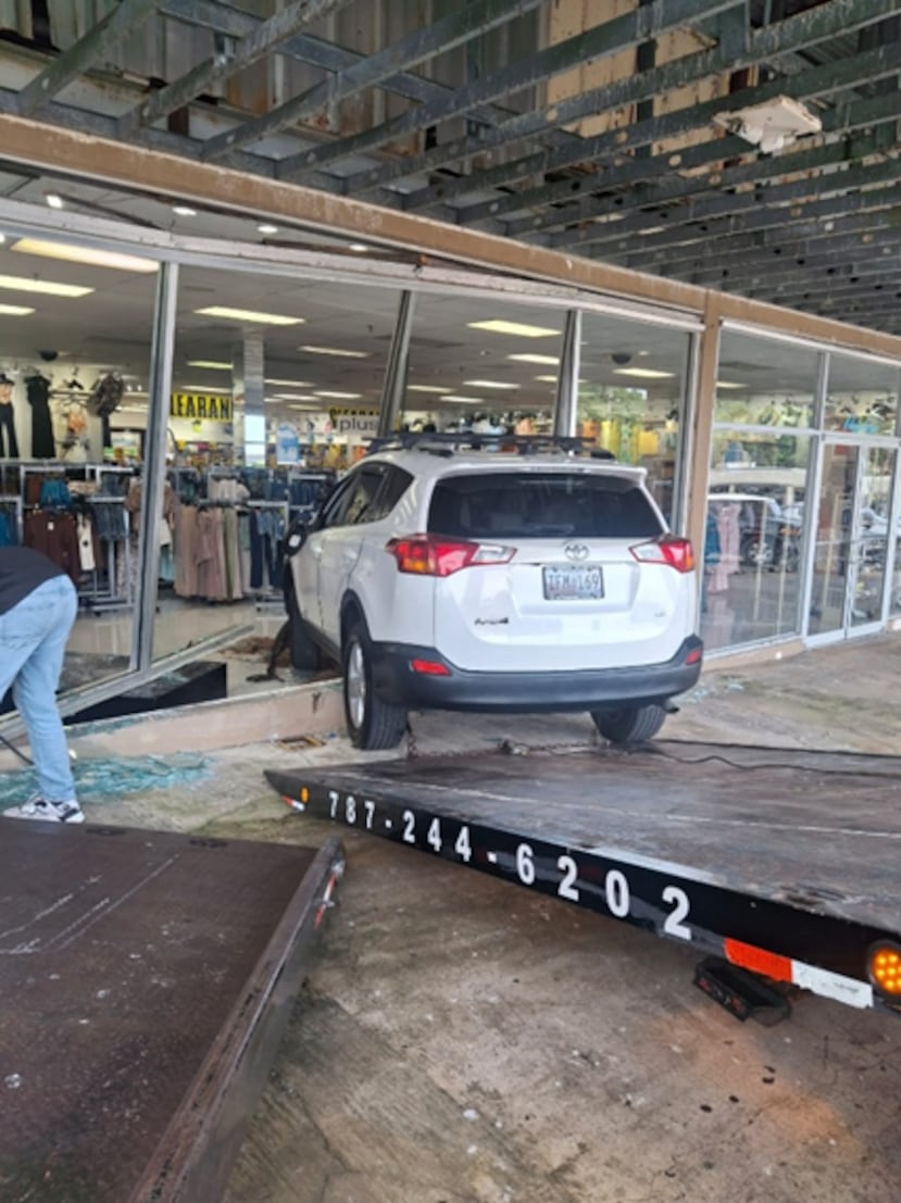 Accidente de auto contra vitrina de tienda Rainbow del centro comercial Bayamón Oeste Shopping Center