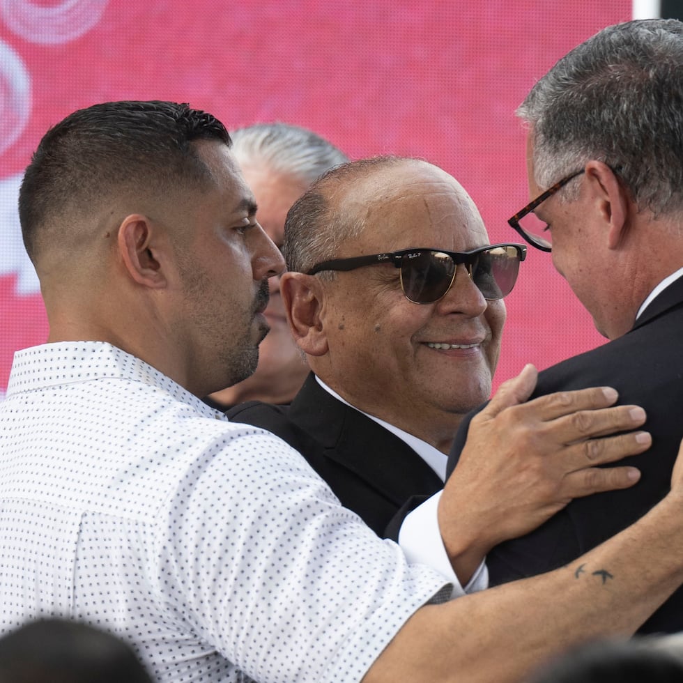The mayor's older brother, Pedro López Rivera, in this image with his son, embracing Aníbal José Torres, addressed a message to the people during the funeral ceremonies.