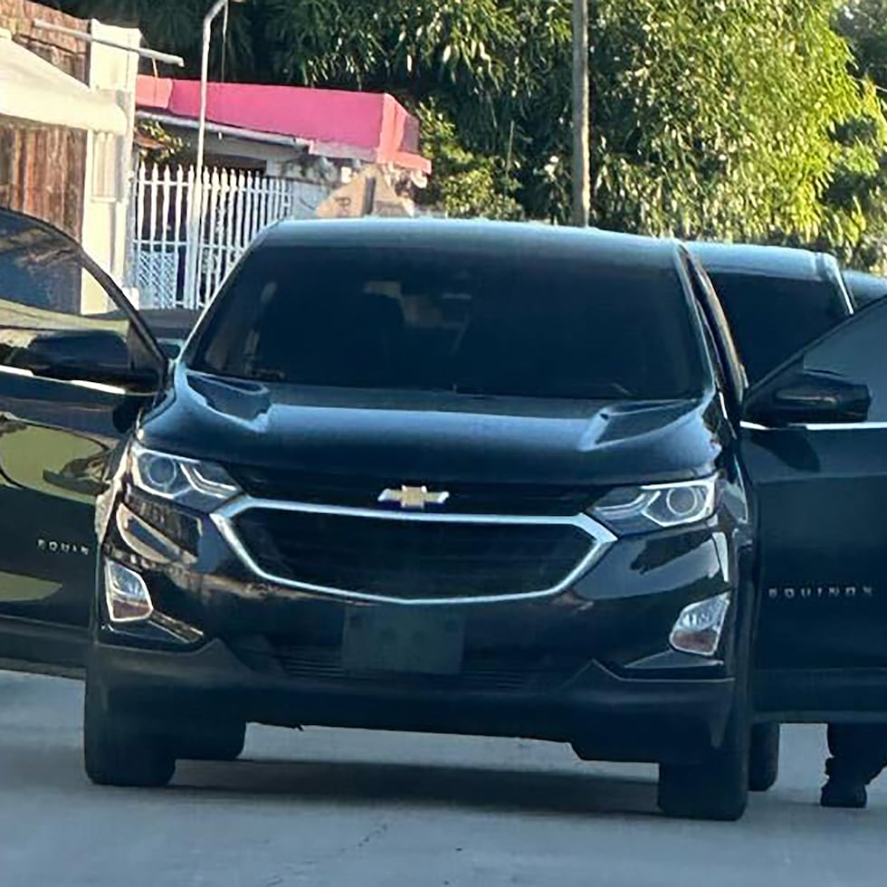 La foto muestra a un agente de la agencia HSI en el área de Puerto Nuevo, durante una de las rondas que llevan a cabo en el área para tratar de detener a personas sin estatus migratorio definido.