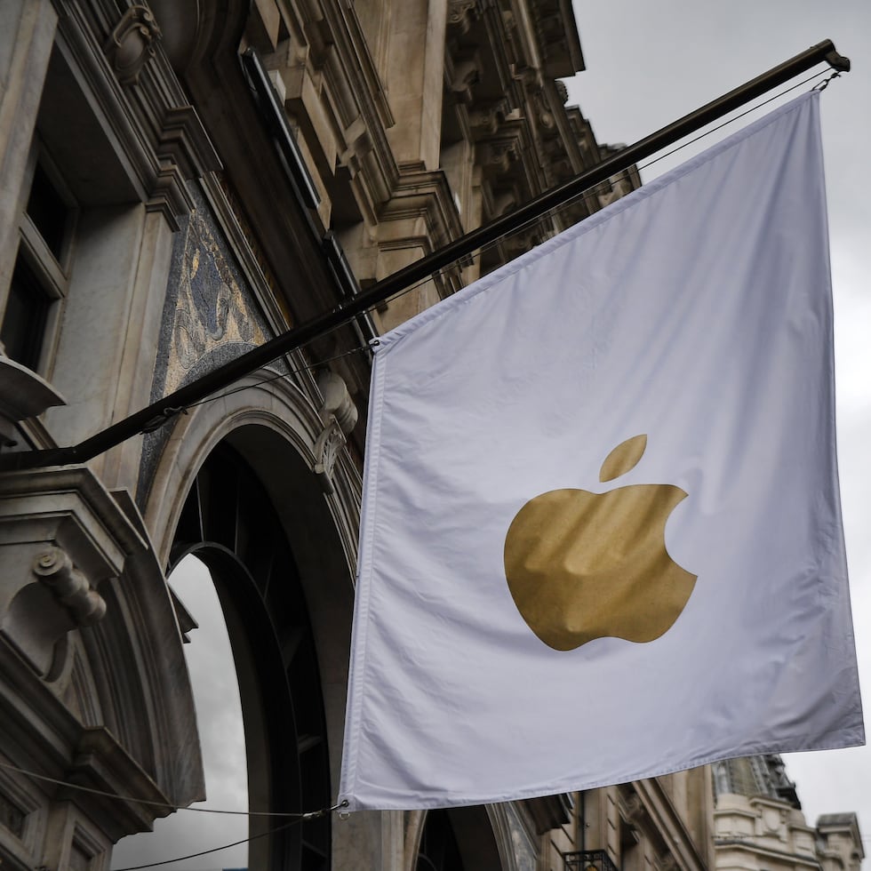 Una bandera con el símbolo de Apple decora el exterior de una tienda.
