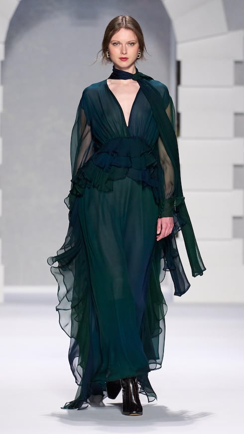 El "transformative teal" trae una elegancia con profundidad visual.